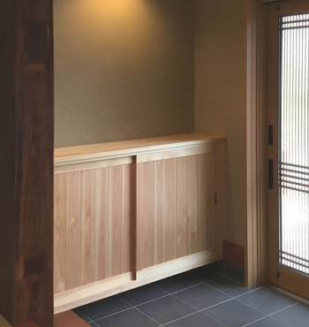 神奈川県産材のヒノキで玄関収納を製作しました